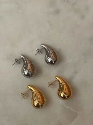 t e a r d r o p s 💧✨ Jemné, ženské a naprosto trendy teardrop náušnice - milujeme jejich přirozený tvar a nenucený lesk 💫...