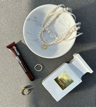 f r i y a y Friday prep mode: ON ✨ Oblíbené perlové šperky, jemný espresso lesk na rty a vůně, která říká „weekend mode“....