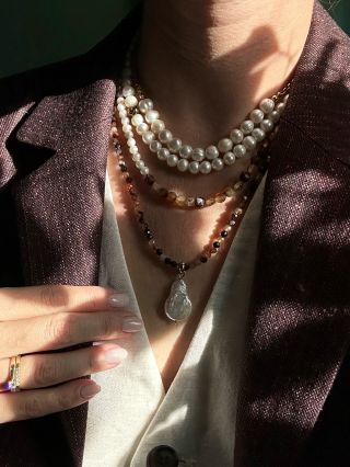 🍂✨ Podzim přeje vrstvení! Naše vrstvené náhrdelníky z barokních perel a coffee achátu – sofistikovaná hra světla a...