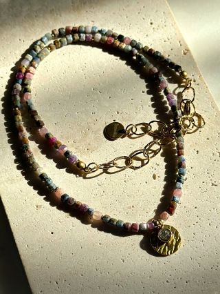 t o u r m a l i n e Náhrdelník z přírodního turmalínu představuje harmonii mezi bohémským duchem a moderní elegancí....