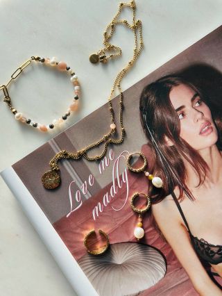 l o v e m e m a d l y Zlaté odlesky, perly a teplý dotek slunečního kamene 🌞 Sun stone kolekce v sobě nese sílu světla -...