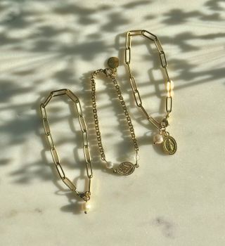 c u r r e n t o b s e s s i o n Vaše oblíbené náramky ✨ Jemné detaily, které nikdy neomrzí - paper clip, říční perly a...