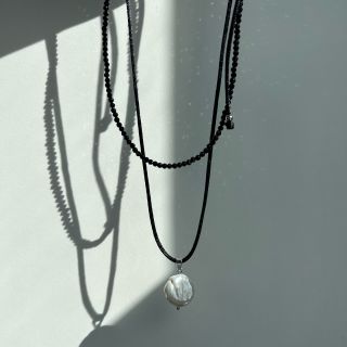 b l a c k l o v e r s Objevte kouzlo šperků s dotekem černé 🖤 Černé saténové šňůrky v kombinaci s barokní perlou nebo...