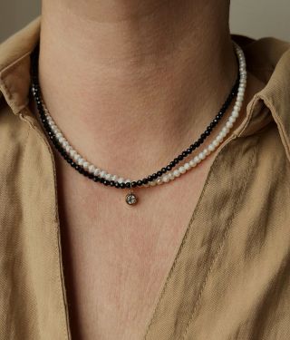 s p i n e l Černý spinel je považován za kámen ochrany, síly a uzemnění. Jeho hluboká černá barva symbolizuje moudrost,...