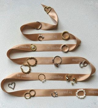 s p a r k l i n g a d v e n t Náš šperkový vánoční stromeček 🎄✨ Z jemné mašle, třpytivých prstenů a náušnic jsme si letos...